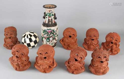 Lot miscellaneous. Among others: Chinese terracotta figures (8x), legs and damaged vase. Size: