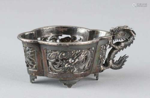 Silver Chinese libation cup, with handle in the shape of a dragon. 8x4.5x4cm. about 31 grams. In