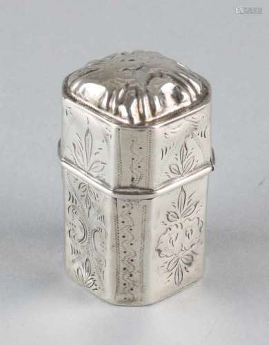 Eight-sided silver 835/000 lodderein box with raised lid and floral engraving with garlands. j.: