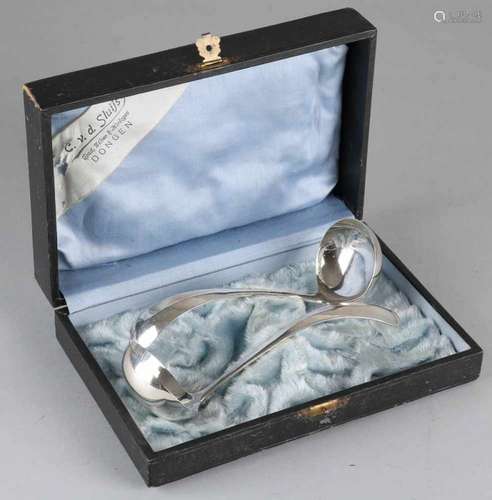 Cassette with 2 silver sauce spoons, 833/000, Hague praise. MT .: Van Kempen, Voorschoten and