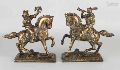 Two bronze riders on horseback. 20th century. Falconers. Size: 19 - 20 cm. In good condition. Zwei