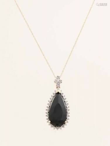 Yellow gold necklace and pendant, 585/000, with onyx and diamonds. Fine twisted necklace with a