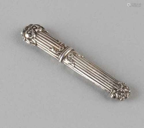 Silver needle case, 800/000 with rib decor decorated with curls at the ends. French. 3 grams. 7