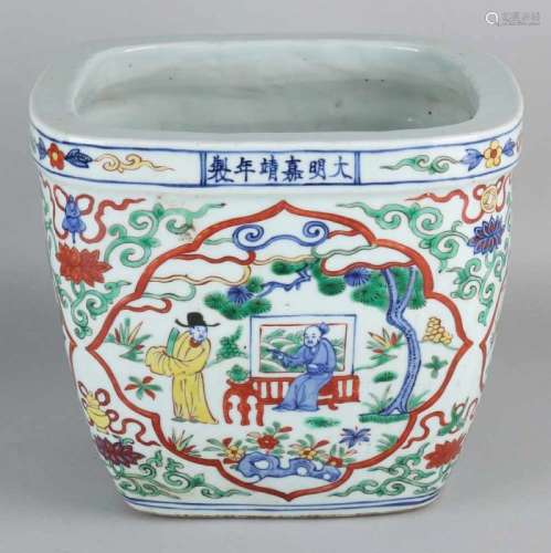 Large old Chinese porcelain Family Rose flowerpot with figures and floral decors. Size: 21 x 25 x 26