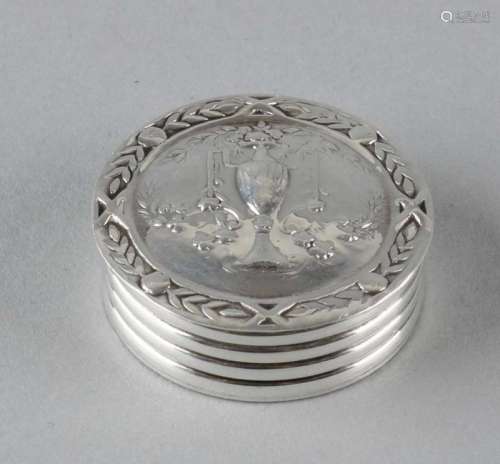 Round silver pillbox, 925/000, with hinged lid decorated with an elaborate vase. ø 31 mm. ca14.6