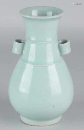 Old Chinese porcelain vase with blue glaze. Size: 16.5 x 9.5 cm ø. In good condition. Alte