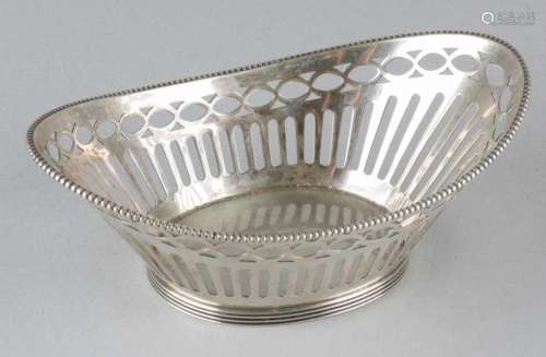 Silver bonbon basket, 835/000, oval model with sawn bar decoration, placed on an oval edge with