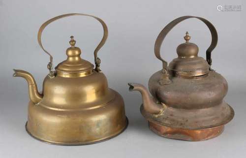 Two 19th century Dutch Biedermeier brass kettles. Dimensions: ø 24 - ø 26 cm. In good condition.