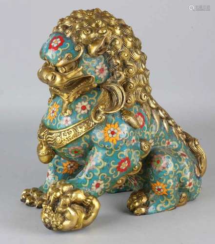 Large old / antique bronze Chinese cloisonne temple lion. Floral decor. Size: 28 x 27 x 15 cm. In