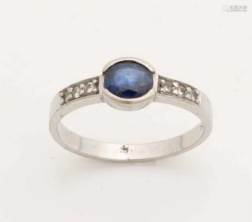 White gold ring, 750/000, with sapphire and diamond. Ring with an oval facetted blue sapphire, 6x4,