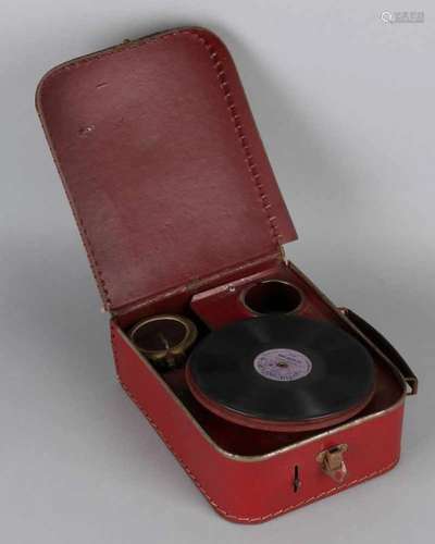 Pre-war children's gramophone in suitcase. Circa 1930. Size: 8 x 16 x 20 cm. In reasonable / good