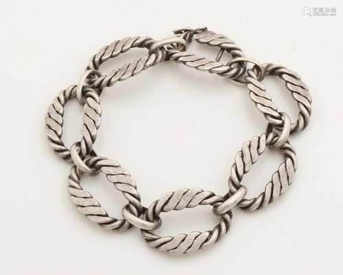 Silver link bracelet, 925/000, with oval links with a flat twisted design connected by oval smooth