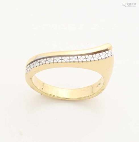Yellow gold ring, 585/000, with diamonds. Ring with flat top, 2 bands of which one band set with
