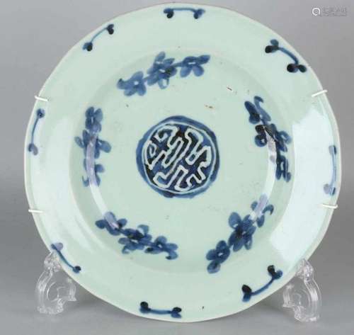 Old Chinese porcelain celadon plate with medallion and bottom mark. Dimensions: ø 25.7 cm. In good