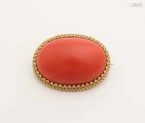 Special yellow gold brooch, 585/000, with large oval red coral. Oval brooch with twisted edge with