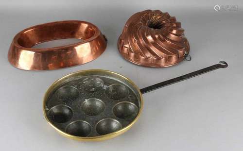 Three times antique copper work. Consisting of: Poffertjes, cake mold and a warming pot. Size: