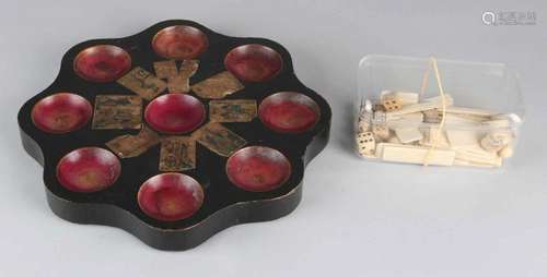 Old / antique game. Wooden game board with legs of chips etc. Size: 2 - 28 cm. In reasonable /