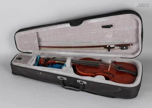 Chinese 1/4 violin with neck rest and bow, complete in case. In good condition Chinesische 1/4