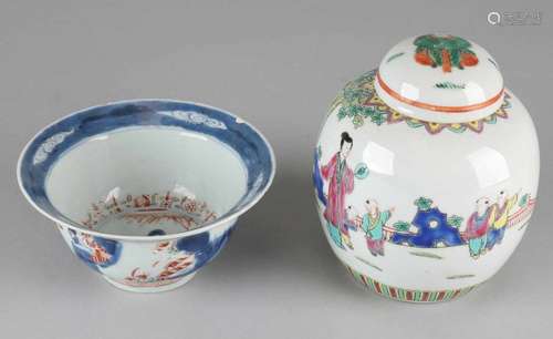 Old Chinese porcelain ginger jar and Chinese hooded bowl, glued. Size: 15 - 15.5 cm ø. In moderate /