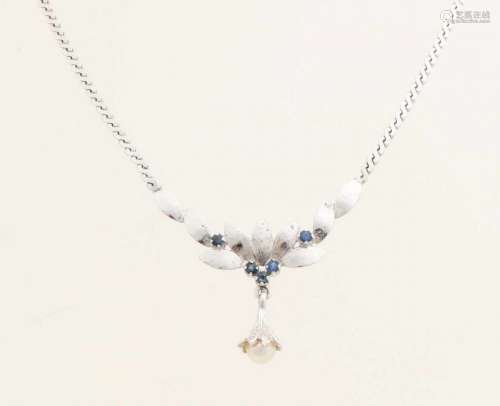 Silver choker, 835/000, with blue stones and a pearl, with S-necklace and a treatment with leaves.