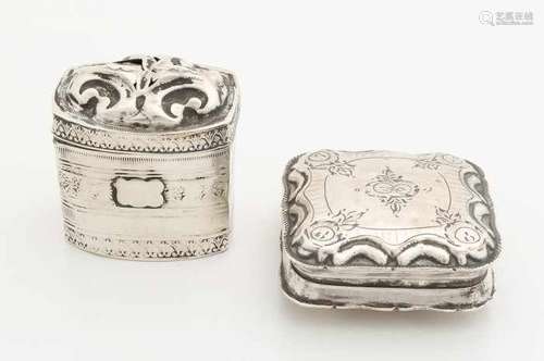 Silver peppermint and lodderein box, 833/000, a square peppermint box with a decorated border and