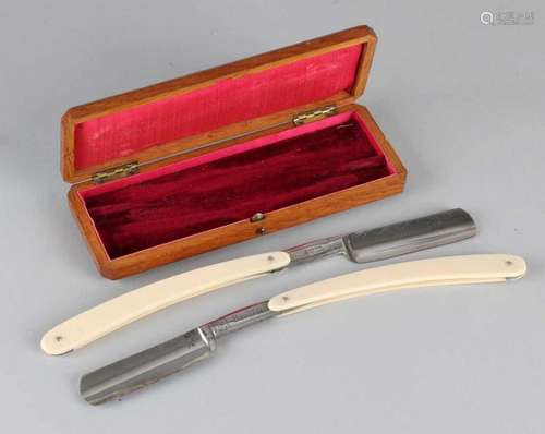 Two antique razors. Cadman & Sons Sheffield England. In wooden box. Size: 18 x 7 x 2.5 cm. In good