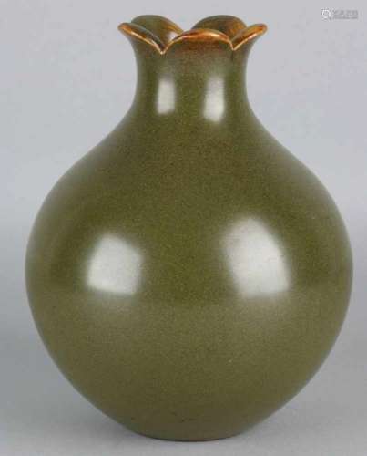 Old Chinese porcelain vase with green tea glaze. Size: 20 x 14.5 cm ø. In good condition. Alte