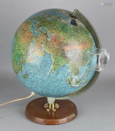 From the 60s - 70s illuminated globe with magnifying glass. Signed Scan As Denmark. Size: 40 cm.