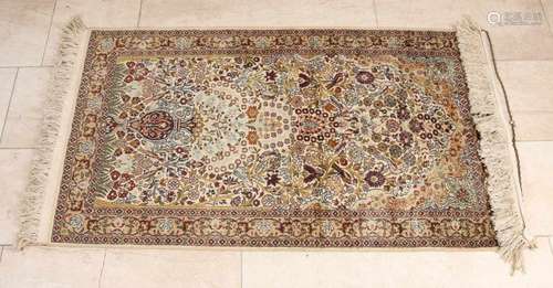 Old Persian rug. Cashmere silk. With floral decor. Size: 76 x 146 cm. In good condition. Alter