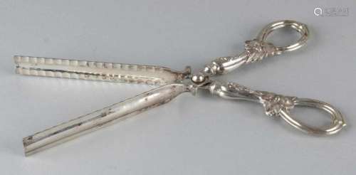 Silver asparagus tongs, 800/000, with ribbed jaws and handles decorated with floral decor. 27 cm. In
