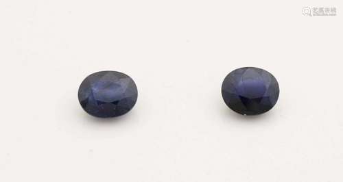 Lot with two sapphires oval faceted, 8.52 ct and 7.86 ct, with inclusions. Lot mit zwei Saphiren