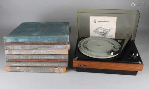 Collection of old bakelite LPs with record player SRT. Lid (PVC) glued. Size: 30 - 34 cm. In