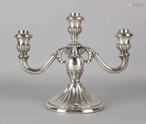 Silver candlestick, 835/000, 3 lights on a round base with flatwork and 2 arms with curls,