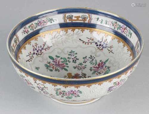 Large 19th century Chinese porcelain bowl with French Samson decor. Size: 9 x 21 cm ø. In good