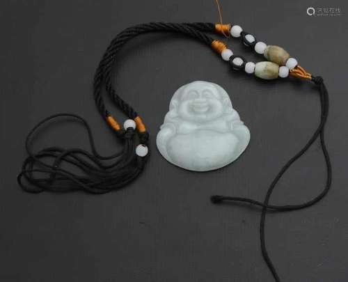 Jade pendant in the shape of a Buddha, with certificate. 42x40mm. Jade Anhänger in Form eines