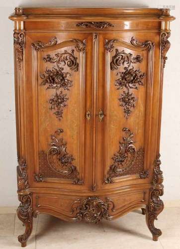 Beautiful 19th century walnut Louis Philippe pronkvertico with Rococo rose cut. Finished from the