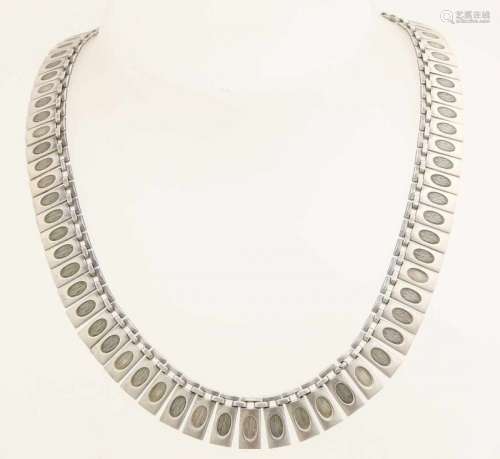 Silver choker, 835/000, with plates. necklace with elongated plates decorated with an oval with line
