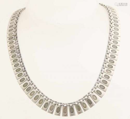 Silver choker, 835/000, with plates. necklace with elongated plates decorated with an oval with line