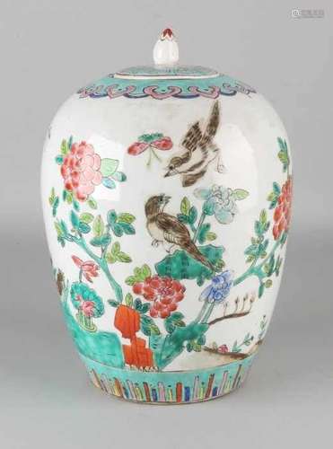 Large Chinese porcelain Family Rose covered vase with floor mark. Dimension: 20th Century. Size: