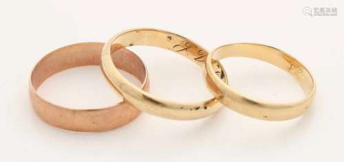 Three yellow gold wedding rings, 585/000, 2 of which are engraved. Width 3-5mm. total about 9.0