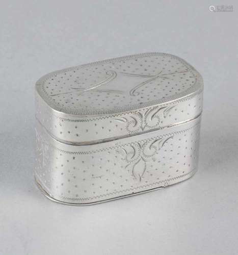 Silver nutmeg grater in a container, 925/000. Oval bowl with pointilleer partoon with hinged lid