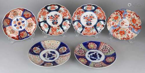 Six 19th century Japanese Imari porcelain plates. Divers. Floral / gold decor. One plate of hair