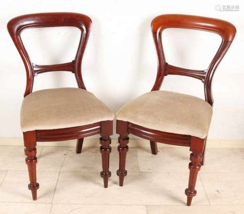 Four 19th century English mahogany chairs with good velvet upholstery. Size: 87 x 48 x 54 cm. In