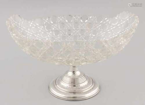 Oval crystal fruit bowl on silver base, 835/000. Fruit bowl with Russian cut placed on a round