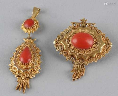 Antique yellow gold pendant and brooch, 585/000, with blood coral, streek jewels. Pendant made of