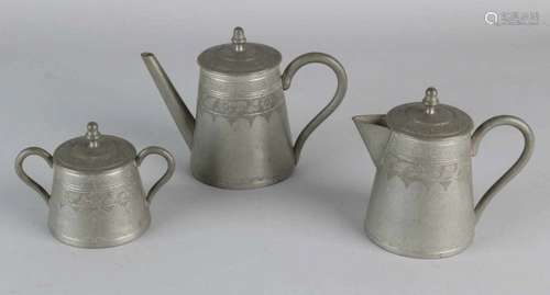 Three-piece antique pewter mocha set with engravings. Circa 1900. Size: 8 - 12 cm. In good