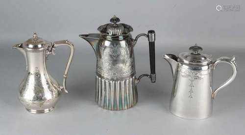 Three antique plated tea pots with engravings. Size: 19 - 24 cm. In good condition. Drei antik