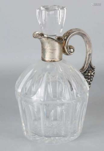 Carafe with grinding and stopper with a silver spout with handle decorated with grapes. 835/000.