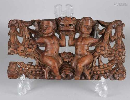 17th - 18 century wood-carved relief with two putti's and crown. Size: 15 x 27 x 3.5 cm. In