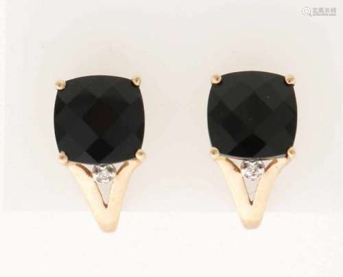 Ear studs, 416/000, with Onyx. Earrings, around the ear, with a cushioned onyx, totaling approx. 4.